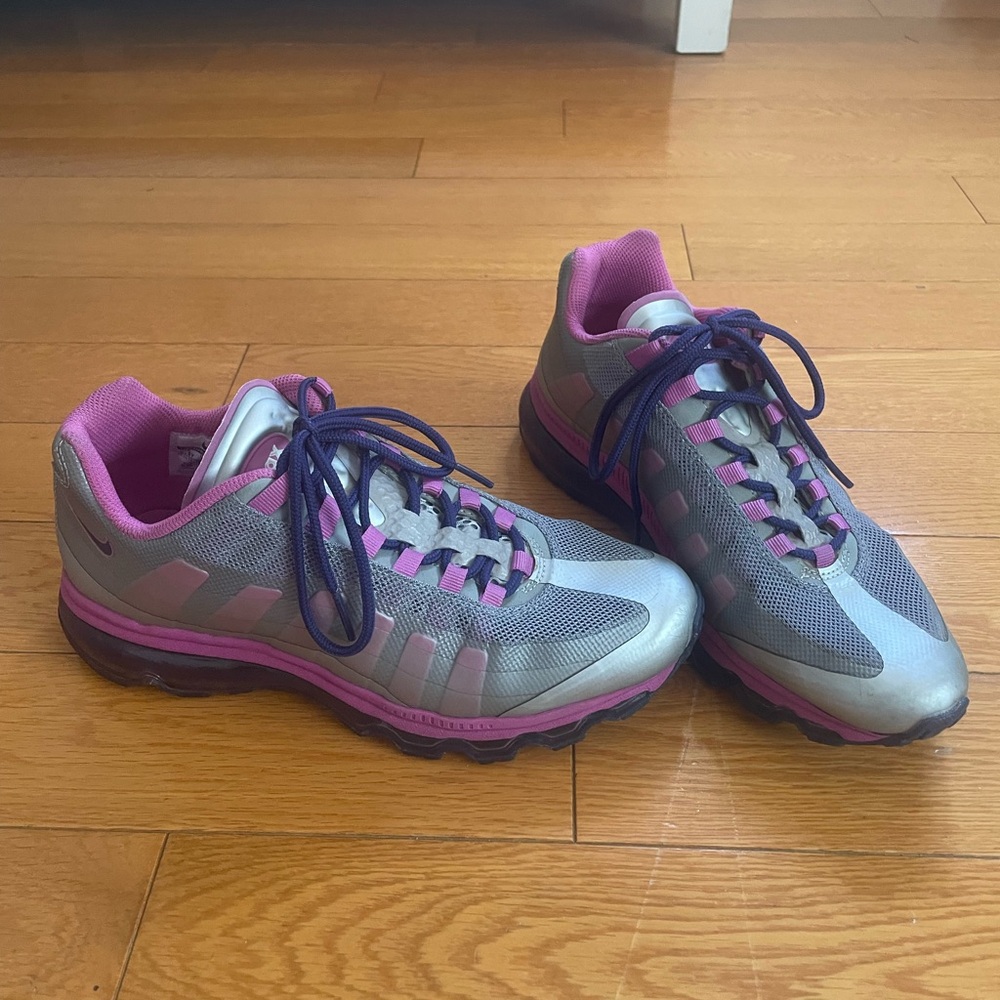 Like New Nike Air Max Gray and Purple Running Shoes size 6.5Y / 7 Women